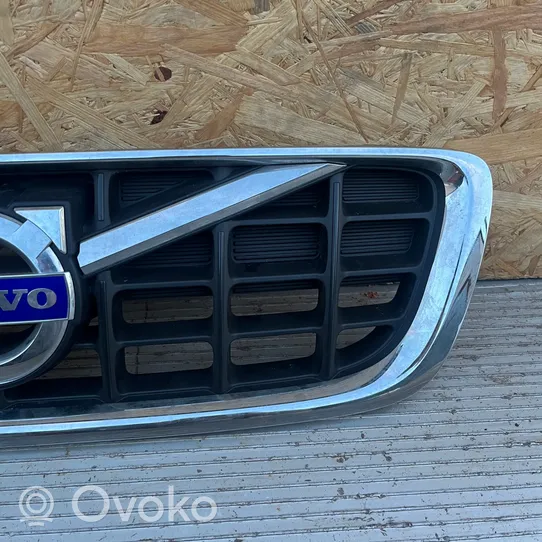 Volvo V70 Grille calandre supérieure de pare-chocs avant 31333689