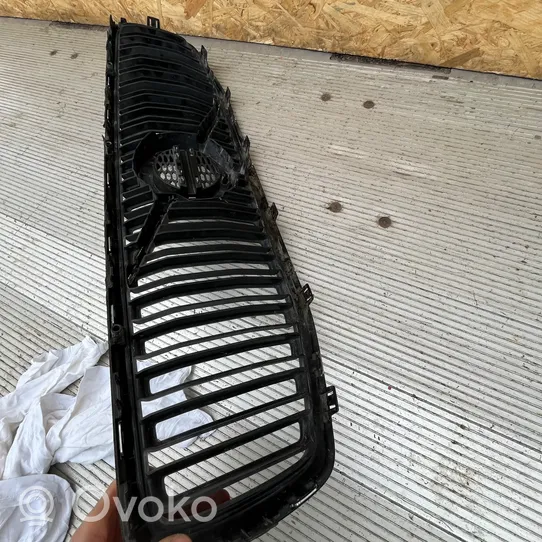 Volvo V60 Grille calandre supérieure de pare-chocs avant 32132215