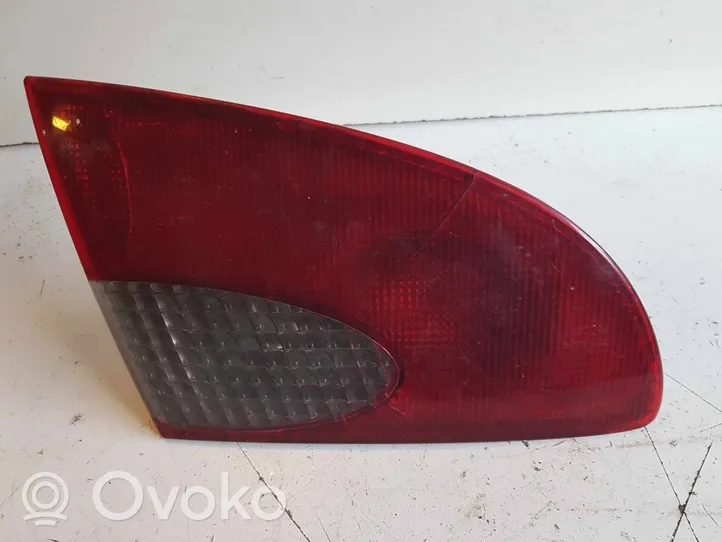 Toyota Avensis T220 Lampy tylnej klapy bagażnika 23300102