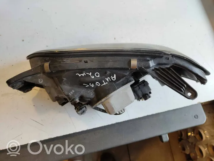 Subaru Outback Lampa przednia 10020653