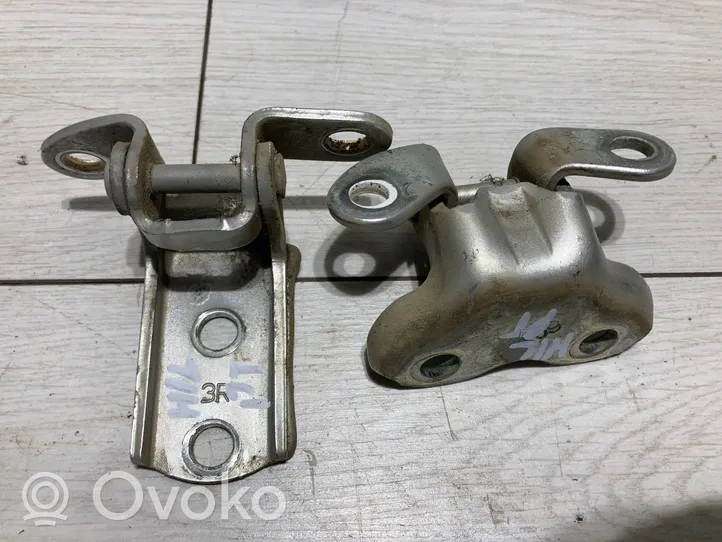 Toyota Hilux (AN10, AN20, AN30) Set di cerniere portiera posteriore 