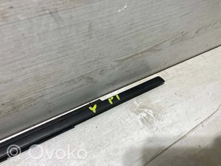 Toyota Yaris Rivestimento portiera posteriore (modanatura) 