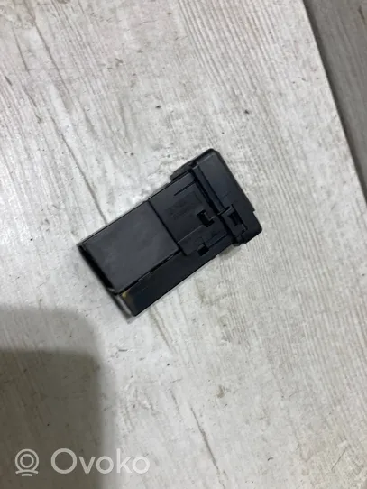 Toyota Yaris Connecteur/prise USB fc0600021