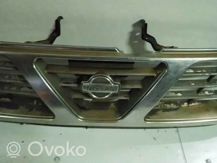 Nissan Patrol 260 Grille de calandre avant 62310