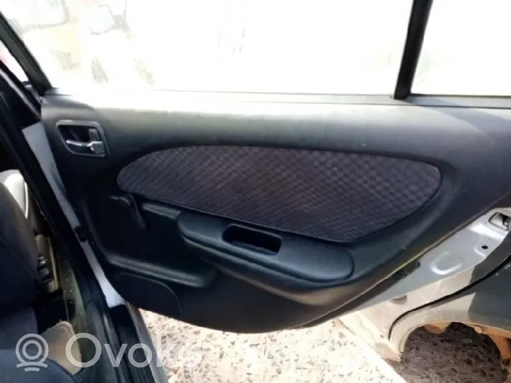Toyota Avensis T220 Apšuvums aizmugurējām durvīm 