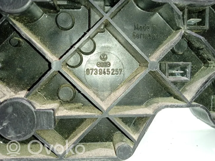 Volkswagen Polo Takavalon polttimon suojan pidike 873945257
