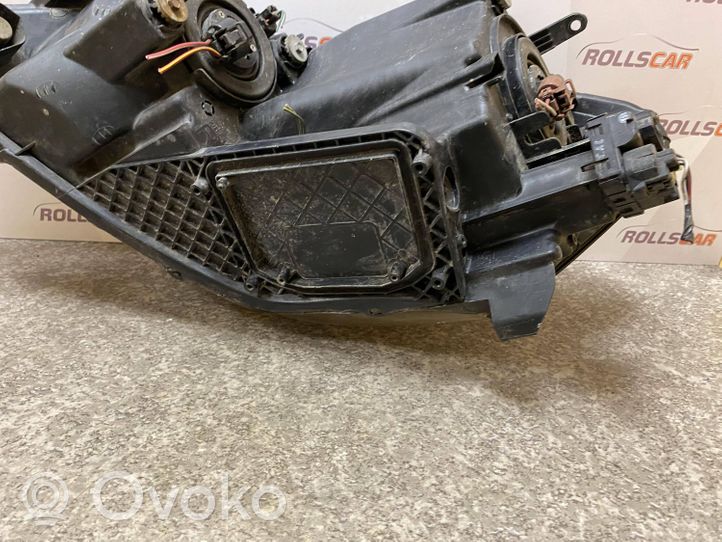 Toyota Avensis Verso Lampa przednia UPM60GF20