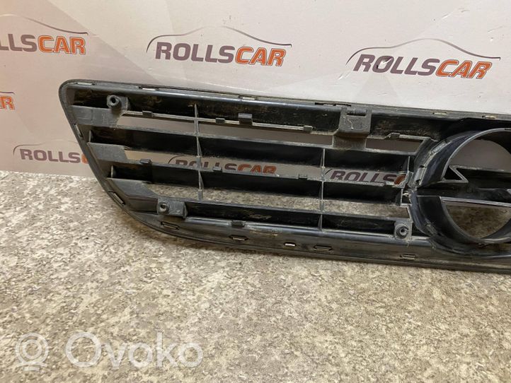 Opel Zafira A Front bumper upper radiator grill 90580685