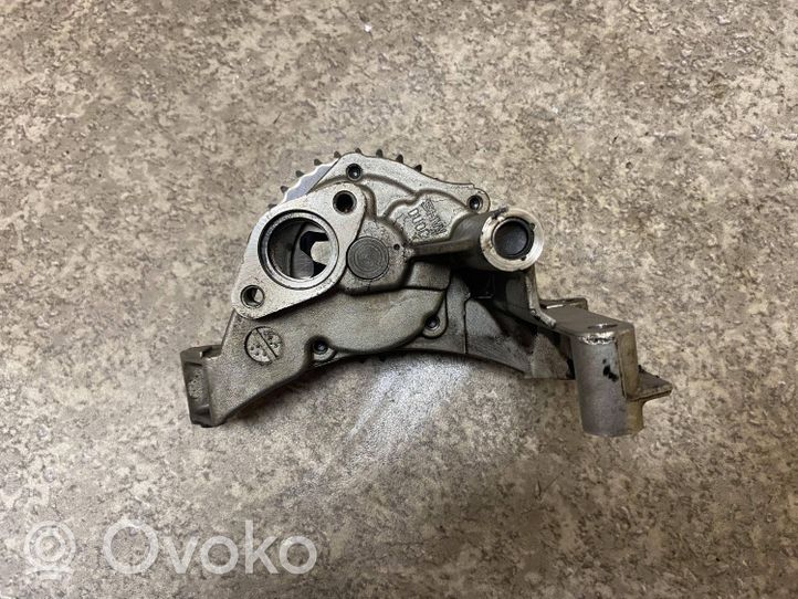 Volkswagen PASSAT B5.5 Oil pump 06A115105B