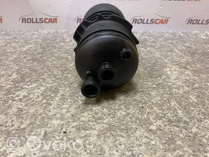 Audi A4 S4 B7 8E 8H Supporto di montaggio del filtro dell’olio 8558686