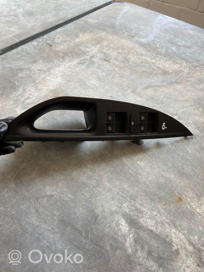 Volkswagen Jetta V Rivestimento pulsantiera finestrino della portiera anteriore 1K4959857B