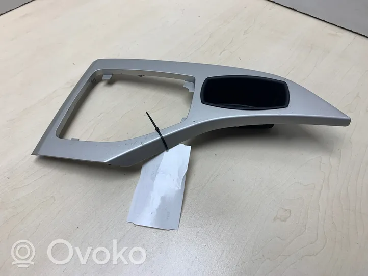 BMW X1 E84 Rivestimento in plastica cornice della leva del cambio 105005742