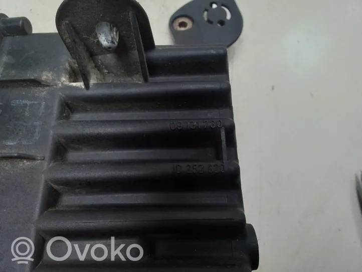 Opel Zafira A Coolant fan relay 09131730