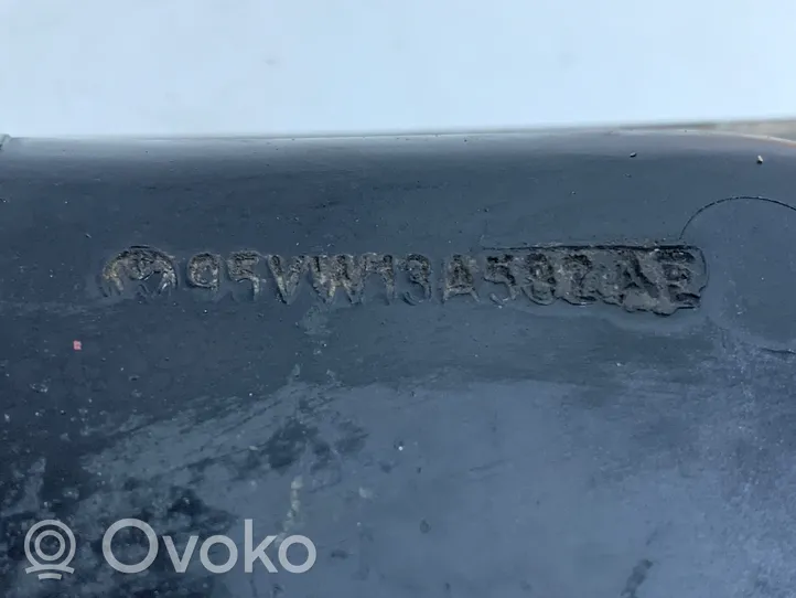 Volkswagen Sharan Listwa światła tylnego/osłona tablicy rejestracyjnej 95VW13A582AE