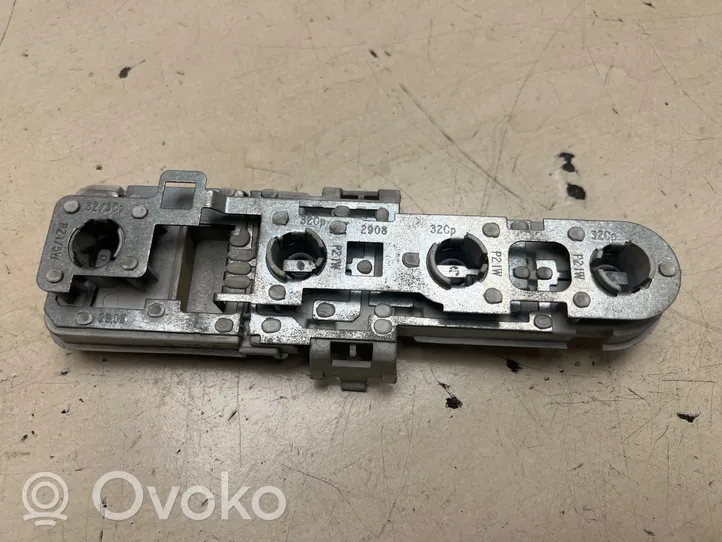 Audi A4 S4 B5 8D Aizmugures spuldzes vāka turētājs 8D9945257