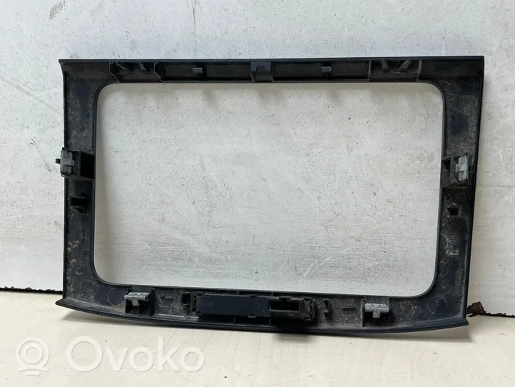 Volkswagen PASSAT B6 Cadre, panneau d'unité radio / GPS 3C0858069M