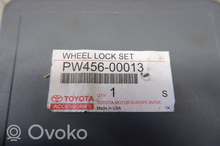 Toyota Yaris XP210 Dadi antifurto e blocco ruota PW45600013