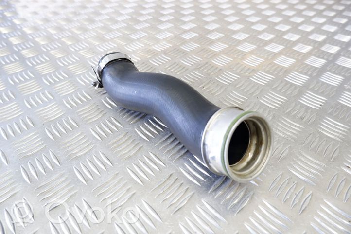 Volkswagen Touareg II Tube d'admission de tuyau de refroidisseur intermédiaire 7P0145943