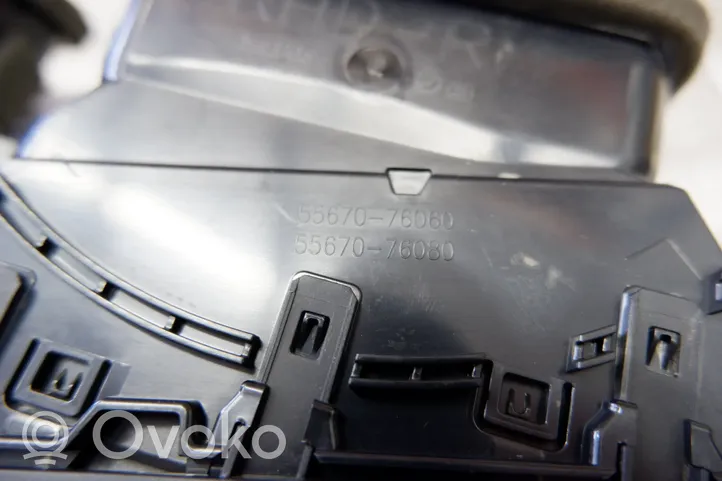 Lexus UX Dysze / Kratki środkowego nawiewu deski rozdzielczej 5568076020