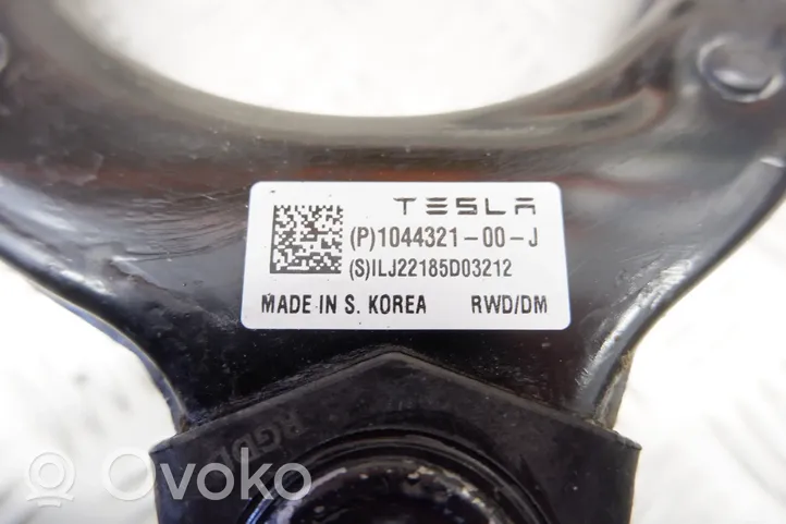 Tesla Model Y Górny wahacz przedni 104432100J