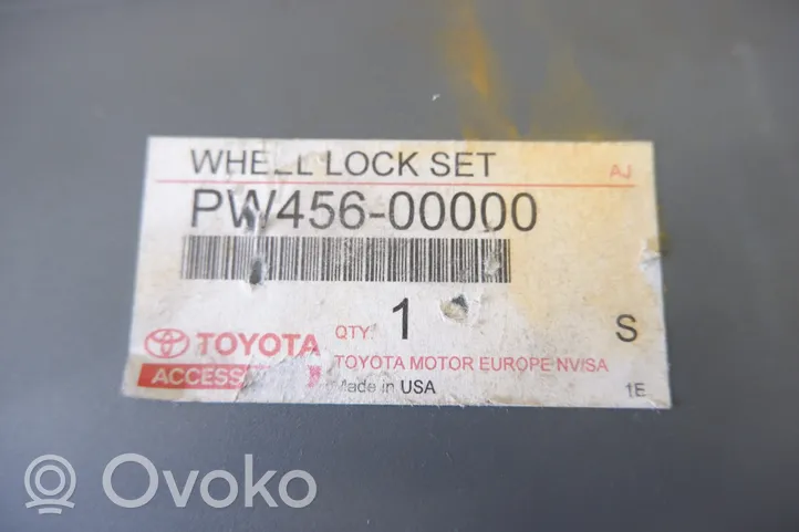 Toyota Yaris XP210 Vanteiden varkaudenestomutterit ja avainhylsy PW45600000