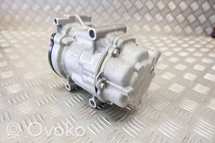 Toyota Yaris XP210 Ilmastointilaitteen kompressorin pumppu (A/C) 0424000740