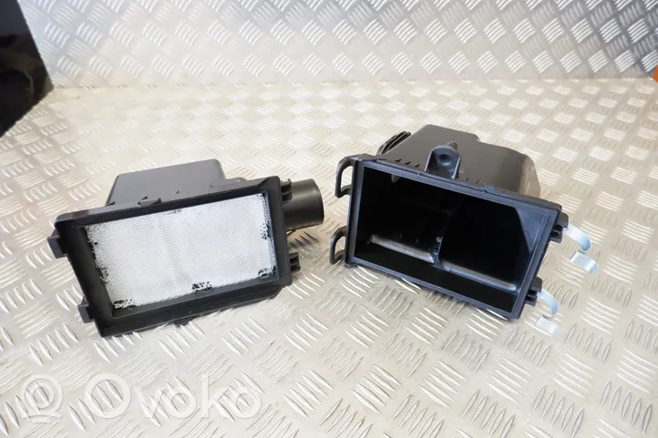 Toyota Prius (XW50) Caja del filtro de aire 1770037330