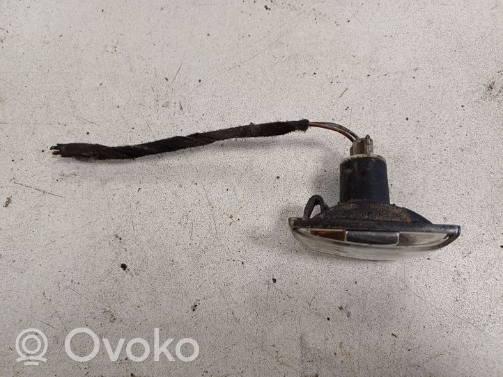 Opel Astra H Indicatore di direzione del parafango anteriore 13228580