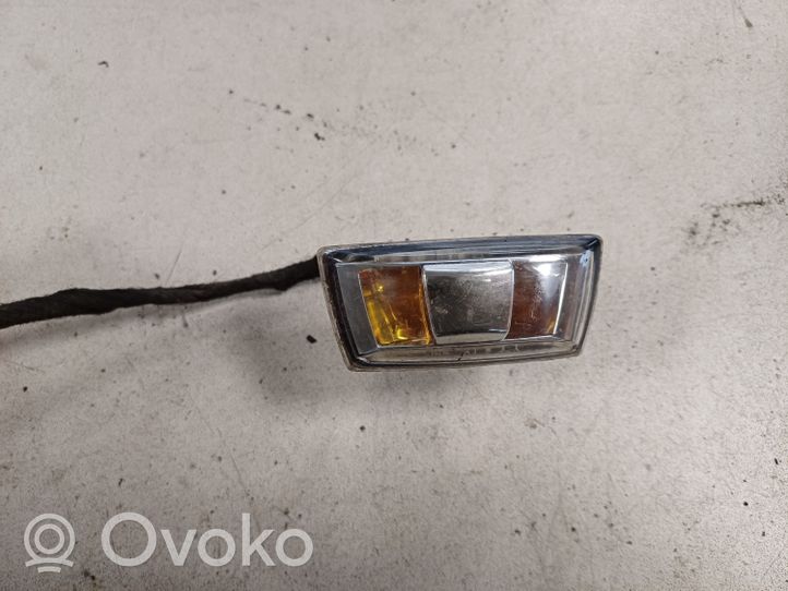 Opel Astra H Kierunkowskaz błotnika przedniego 13228580