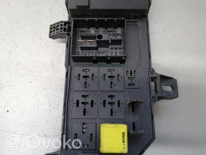 Opel Vectra C Module de fusibles 13181984