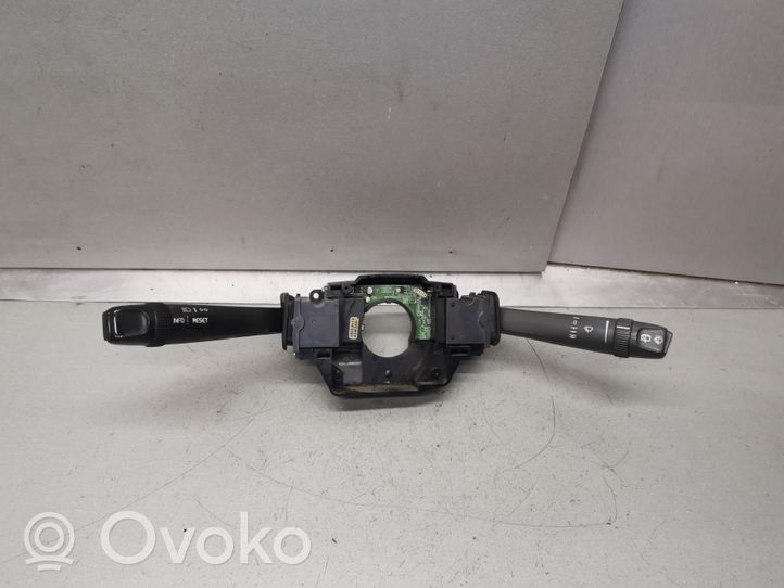 Volvo XC70 Leva/interruttore dell’indicatore di direzione e tergicristallo 8685372