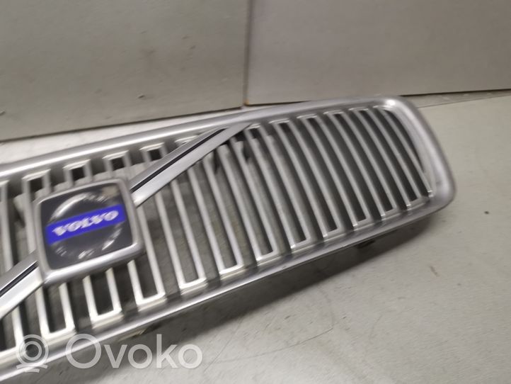 Volvo V70 Grille calandre supérieure de pare-chocs avant 9190385