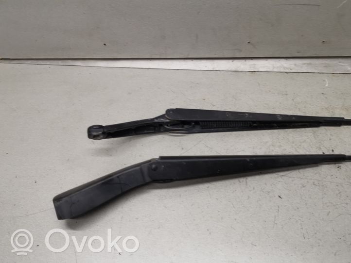 Volvo S60 Braccio della spazzola tergicristallo anteriore 8624243