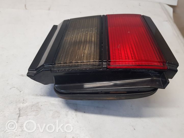 Volkswagen PASSAT B3 Lampy tylnej klapy bagażnika 357945108B