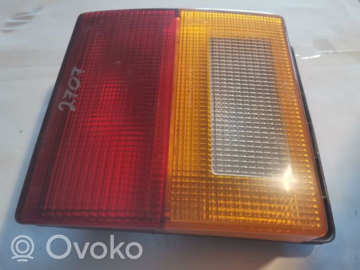 Audi 80 90 B2 Lampy tylnej klapy bagażnika 445945093