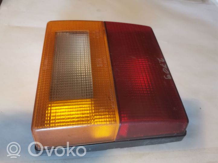 Audi 80 90 B2 Lampy tylnej klapy bagażnika 811945226