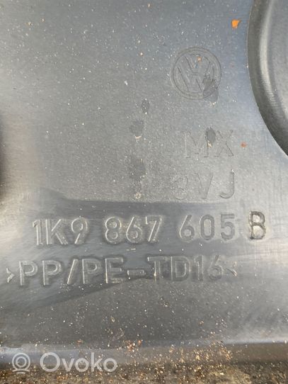 Volkswagen Golf VI Takaluukun alaosan verhoilu 1K9867605B