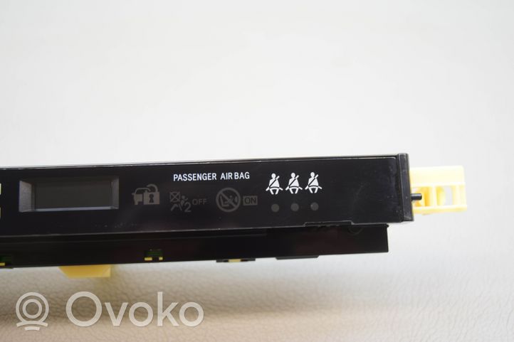 Toyota RAV 4 (XA40) Hazard light switch 8395042080