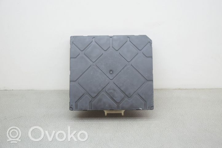 Skoda Karoq Korin keskiosan ohjainlaite 5Q0937084DC