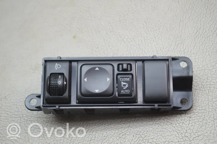 Nissan Juke I F15 Przycisk regulacji lusterek bocznych 681RUBV90A
