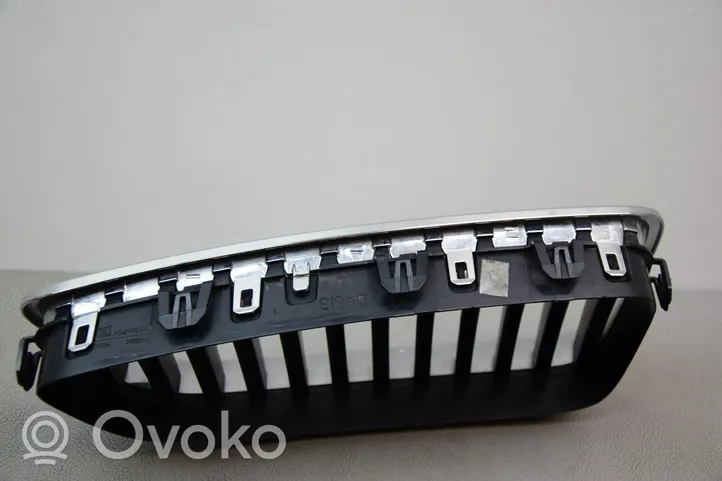 BMW 5 F10 F11 Grille inférieure de pare-chocs avant 7200727