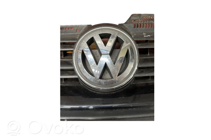 Volkswagen Golf V Augšējais režģis 1K5853600