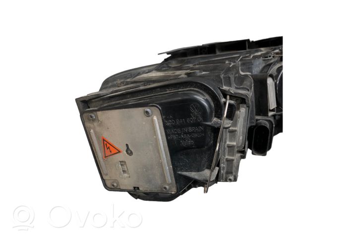 Volkswagen PASSAT B6 Lampa przednia 3C0941751K