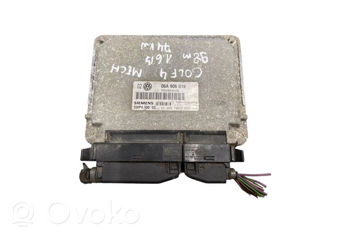 Volkswagen Golf IV Calculateur moteur ECU 06A906019