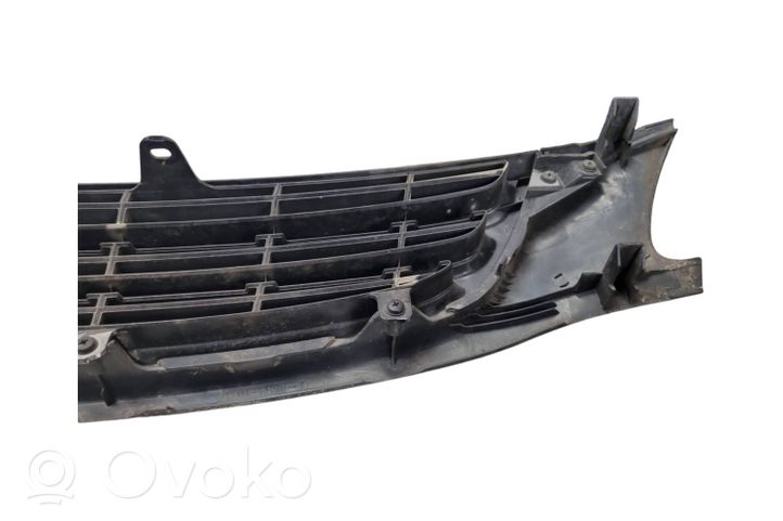 Toyota Avensis T220 Etupuskurin ylempi jäähdytinsäleikkö 5311105030F