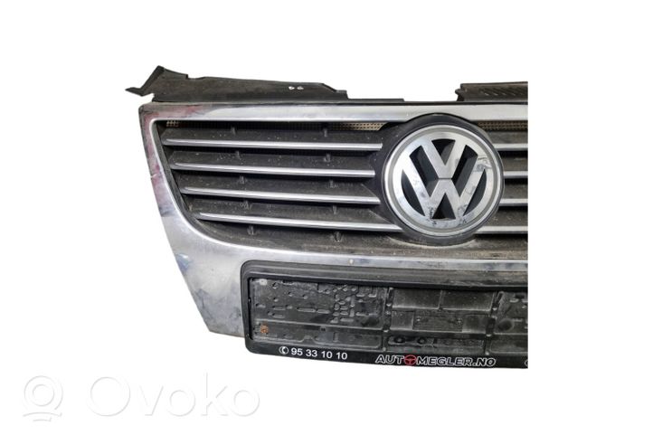 Volkswagen PASSAT B6 Etupuskurin ylempi jäähdytinsäleikkö 3C0853651D