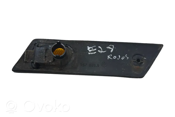 BMW 5 E28 Indicatore di direzione del parafango anteriore 13678039