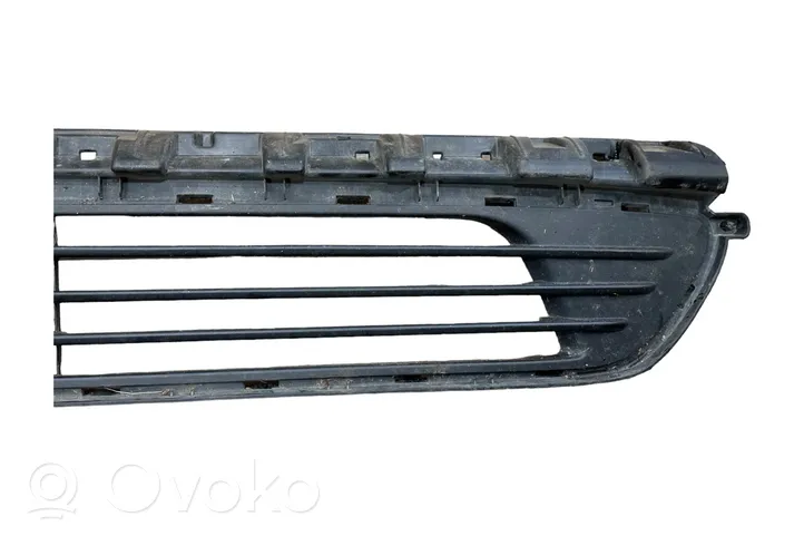 Opel Vivaro Front bumper lower grill 214698813R