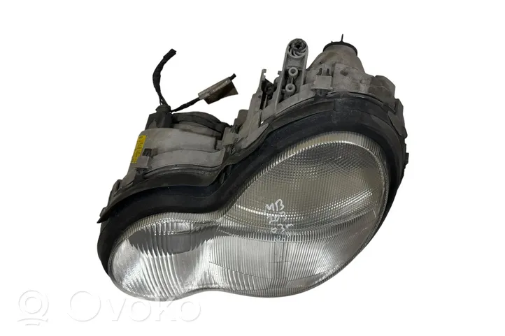 Mercedes-Benz C W203 Lampa przednia A2038201161