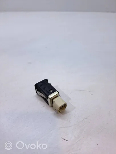 BMW 3 E90 E91 USB socket connector 9167196